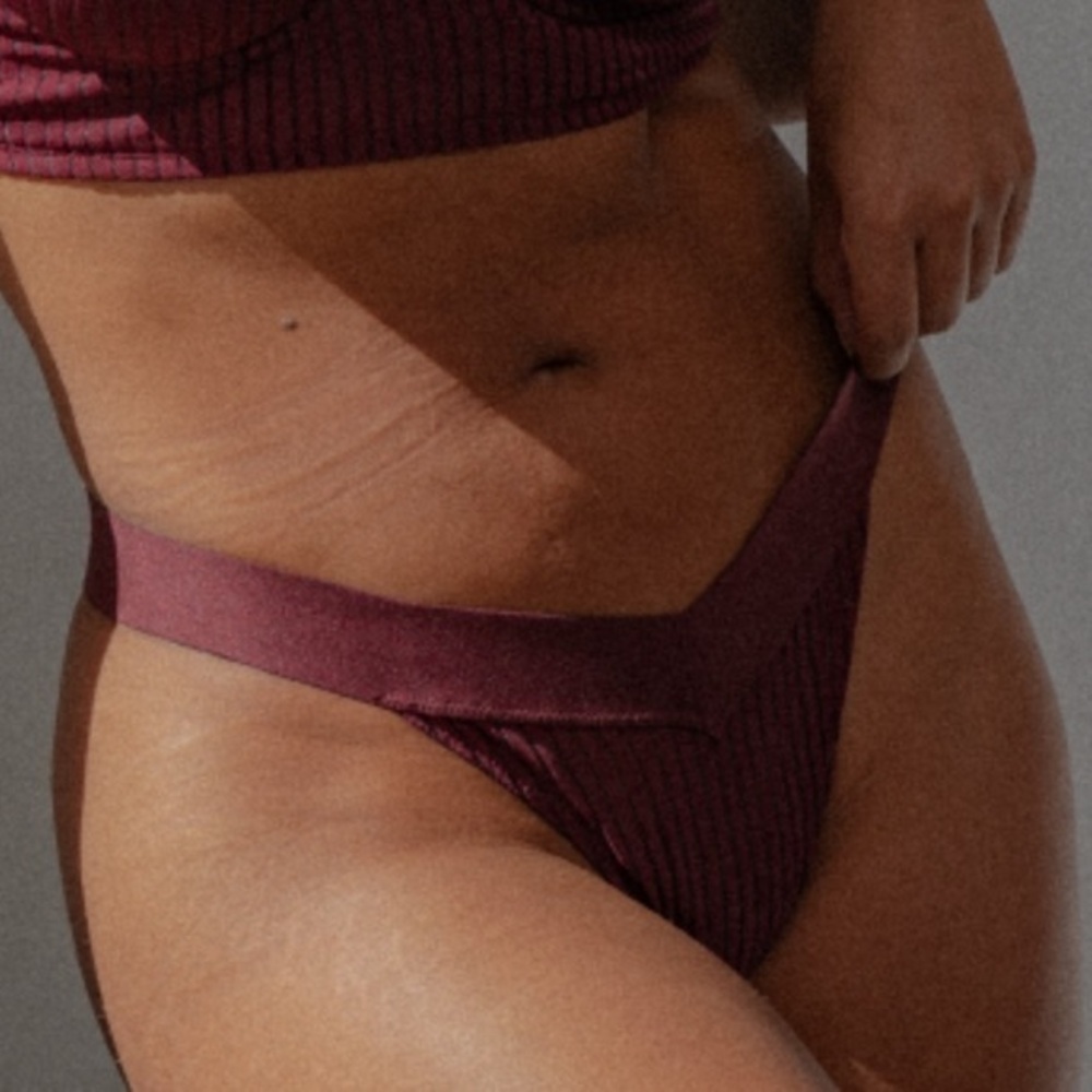 BOOTAYBAG TYLER THONG  in deep berry size medium NWT